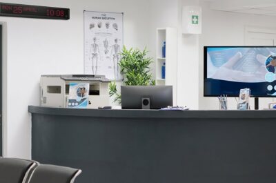 Waiting room shown as an example for healthcare facilities with a MOBATIME DK digital indoor clock as a preview image.